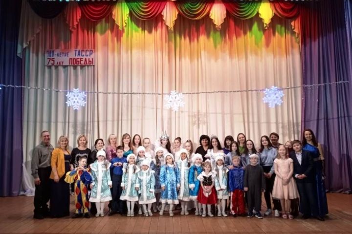 Юные принцессы пригласили на бал детей из Лаишевского детского дома