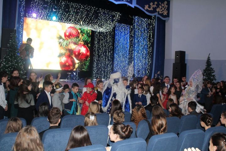 Новогодняя елка для талантливых детей в Лаишевского района. Видео