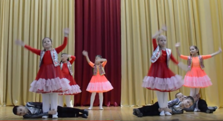 Дошколята и школьники Лаишевского района весело плясали на сцене сельского дома культуры