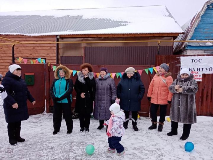 Шесть Татьян чествовали в Татьянин день в Лаишеве на улице Туполева