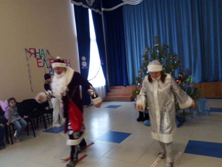 В Тат. Янтыке Дед Мороз и Снегурочка вместе с детьми и их родителями на лыжи встали