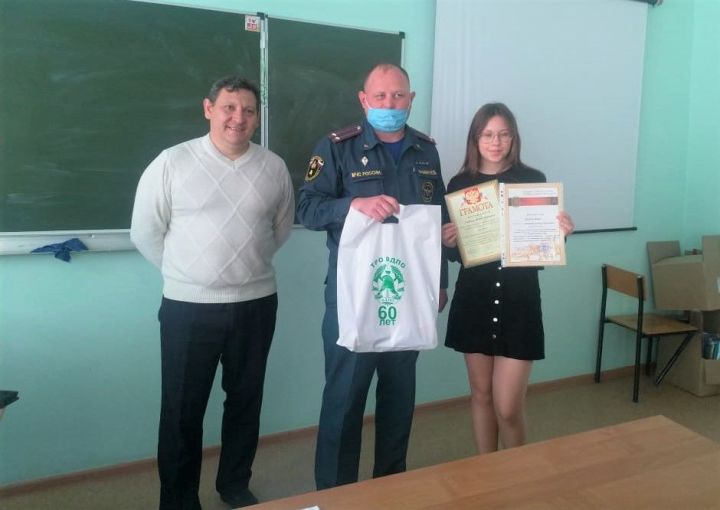 Главный госинспектор по пожнадзору вручил грамоты выпускнице Пелевской школы