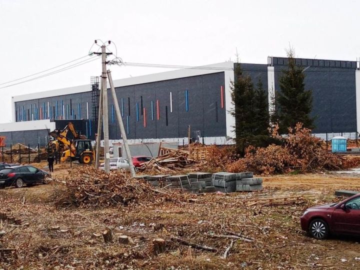 Непогода – не помеха строительству Ледового дворца в Лаишево