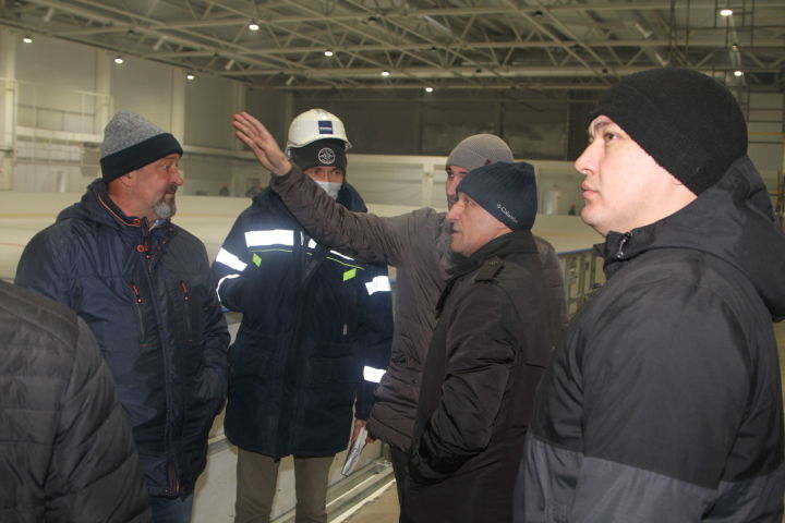 Ильдус Зарипов проверил ход строительных работ на Ледовой арене в Лаишево