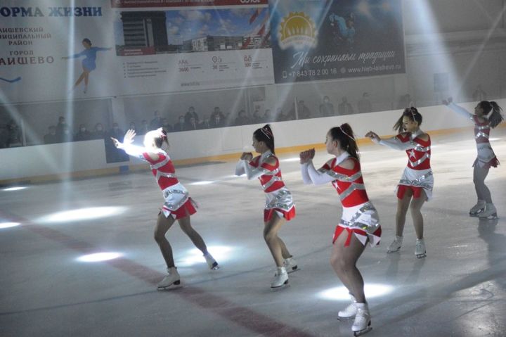 Выступление команды по синхронному катанию на льду на открытии Ледового дворца в Лаишево