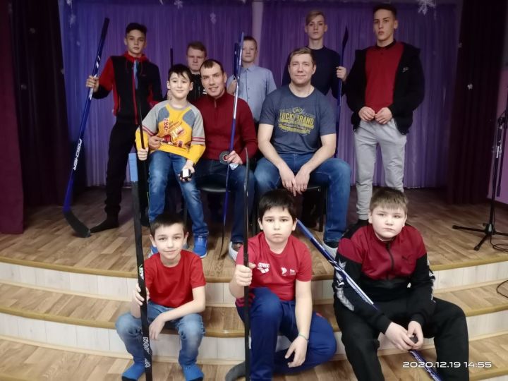 Денис Архипов и Евгений Кузнецов подарили мальчикам детдома клюшки