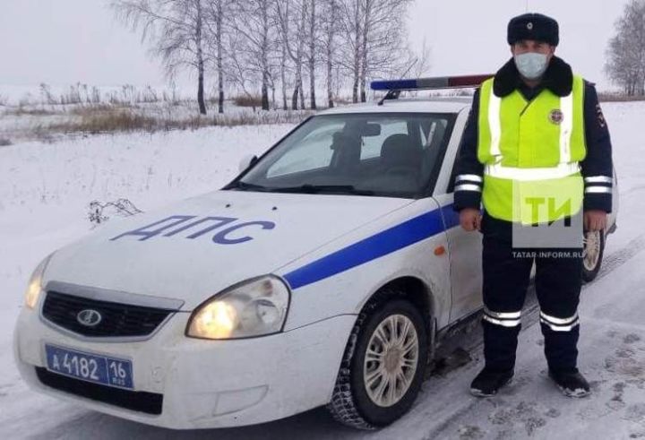 ​​​​​​​Сотрудник ГИБДД не дал замерзнуть на трассе двум жителям Татарстана