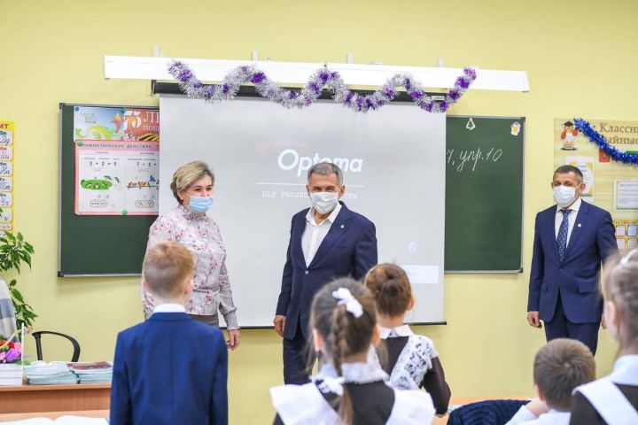 Рөстәм Миңнеханов балалар бакчасында, мәктәптә һәм хастаханәдә булды