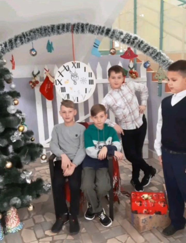 Сокуровские ученики получили подарки от главы района
