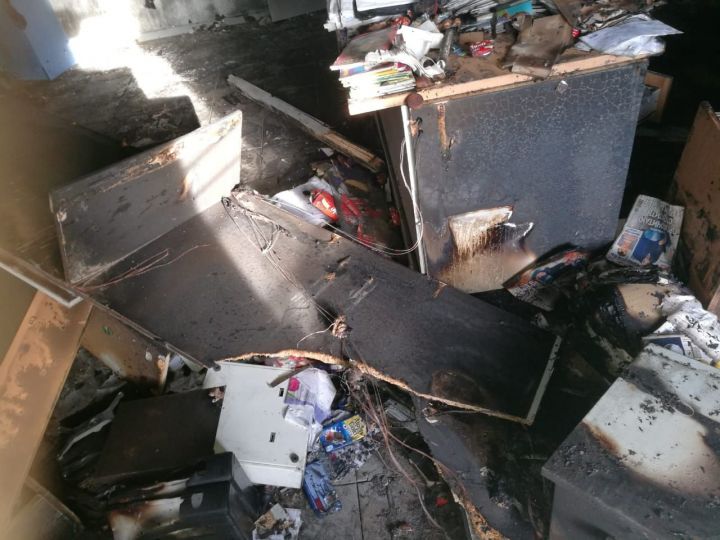 Огонь повредил здание почты в Лаишевском районе