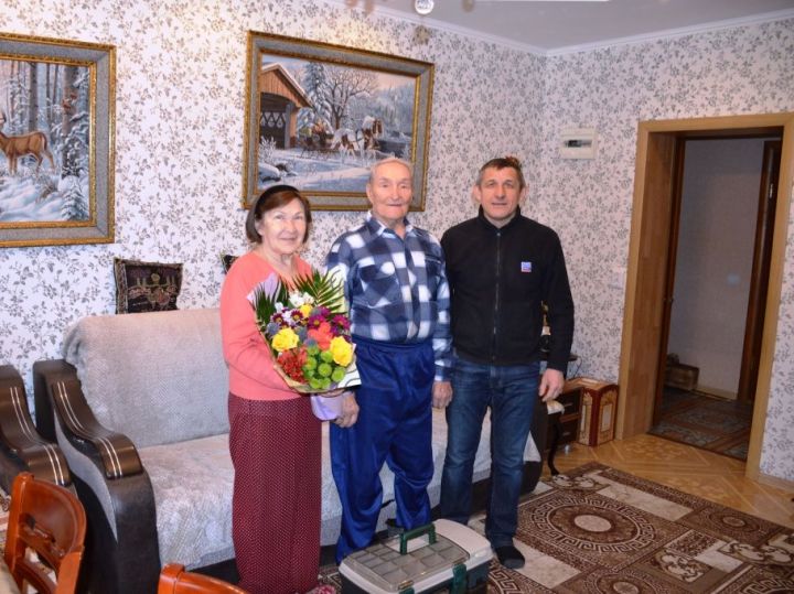 Руководитель Лаишевского района поздравил ветерана с Днем защитника Отечества
