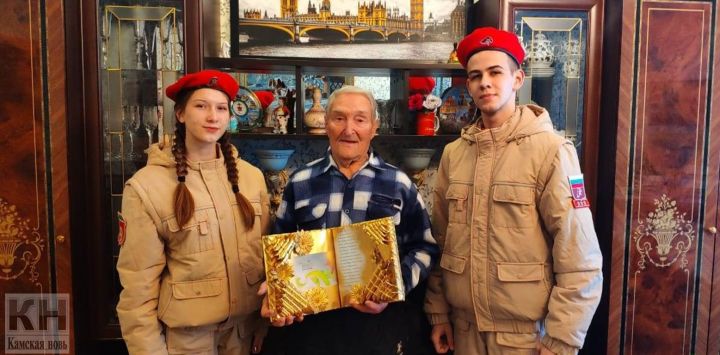 Юнармейцы поздравили Героя Советского Союза с 23 февраля