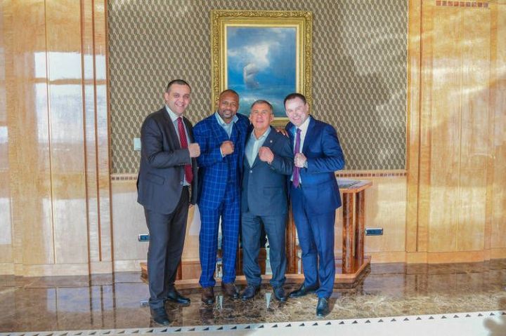 Рустам Минниханов встретился с бывшим чемпионом мира по боксу Роем Джонсом