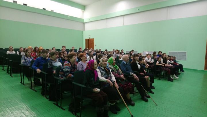 Труженики Среднедевятовского сельского поселения принимают поздравления