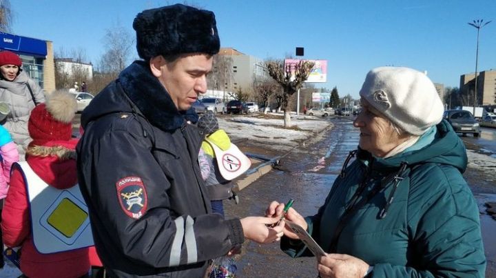 Татарстанским пешеходам раздали карманные фонарики