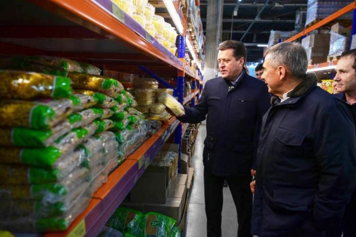 Президент Татарстана решил проверить ассортимент продуктов розничной сети