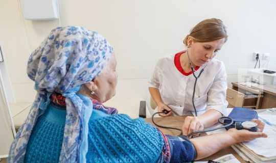 Более 93 тыс. пожилых сельчан Татарстана до конца года доставят в медицинские учреждения