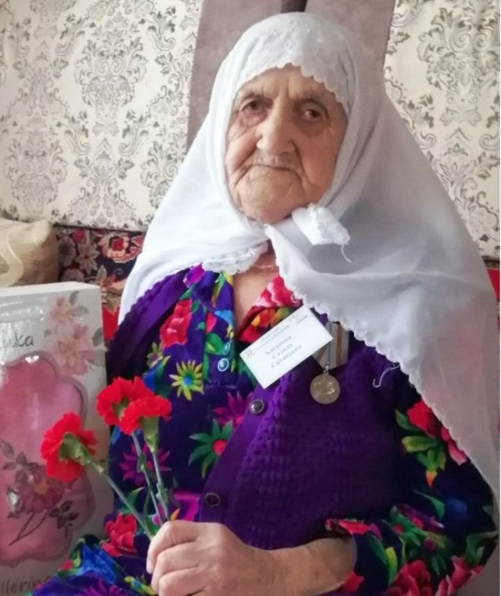 Сазиду Сахаповну Хасановну поздравляют с 90-летием