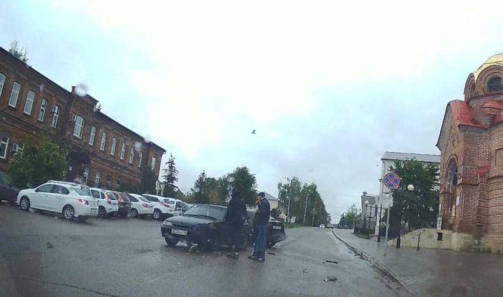 Возле Исполкома Лаишевского района произошла авария (видео)