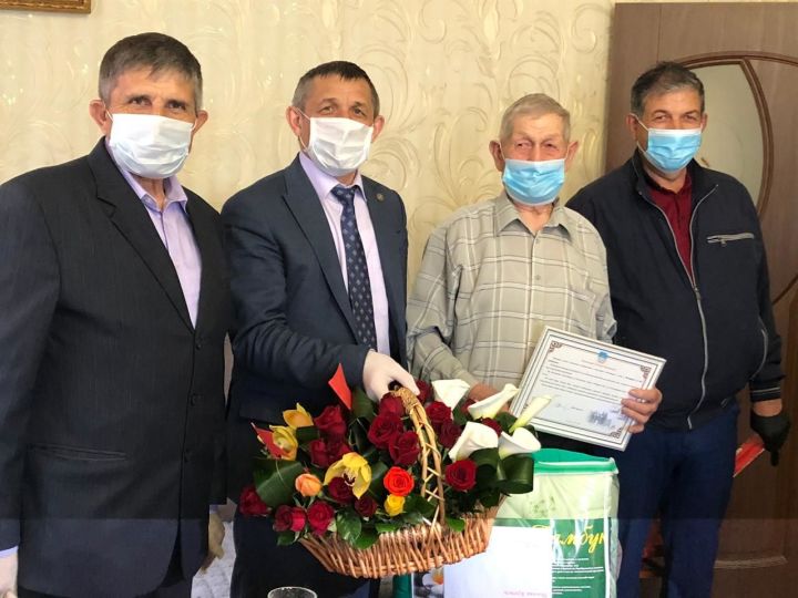 Руководитель Лаишевского района Ильдус Зарипов поздравил с 90-летним юбилеем Алексея Кармачева