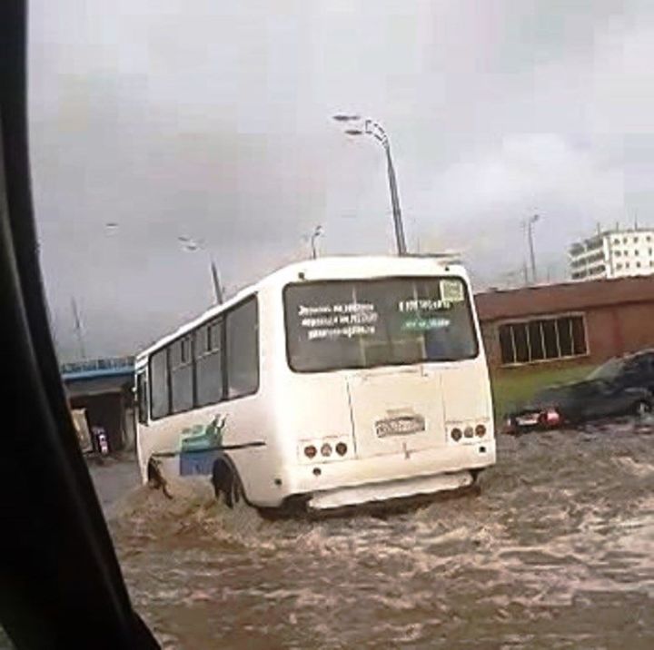 Из-за ливня в столице Татарстана затопило проспект Победы
