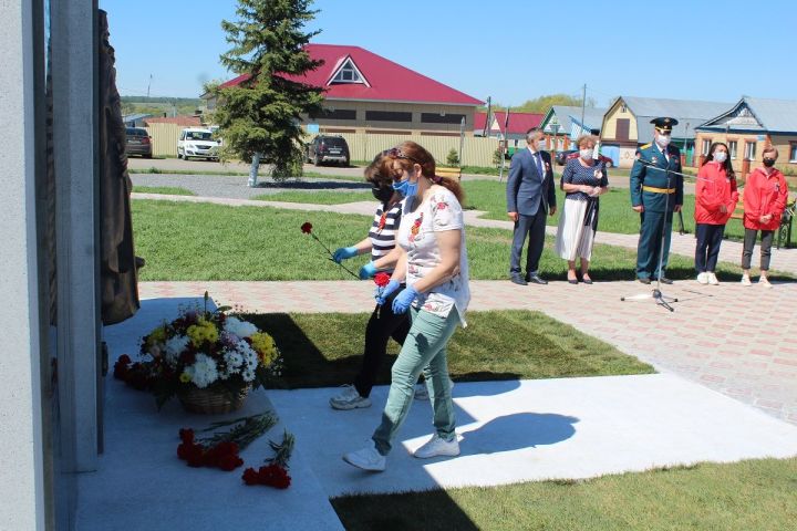 В Лаишевском районе открылись два памятника участникам Великой Отечественной войны