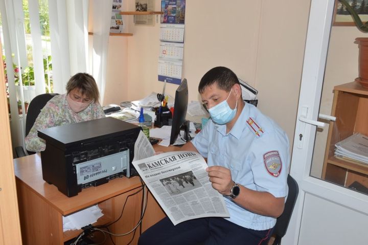 Сотрудники полиции подарили подписку жителям Лаишевского района