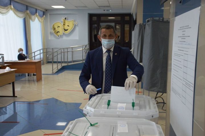 Руководитель Лаишевского района проголосовал по поправкам в Конституцию России