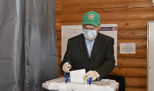 Минтимер Шаймиев голосовал по поправкам к Конституции в Лаишевском районе