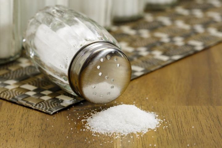Зачем хозяйки солят белье перед стиркой