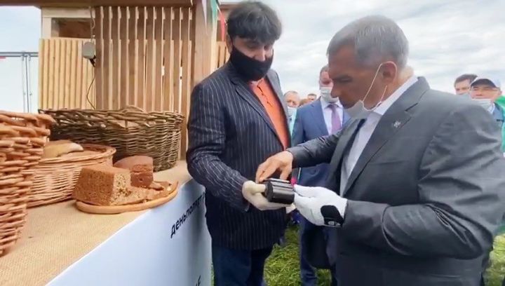 Рустам Минниханов на Дне поля купил хлеб, какой когда-то пекла его мама