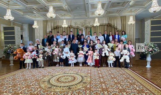 Президент Татарстана наградил многодетных матерей
