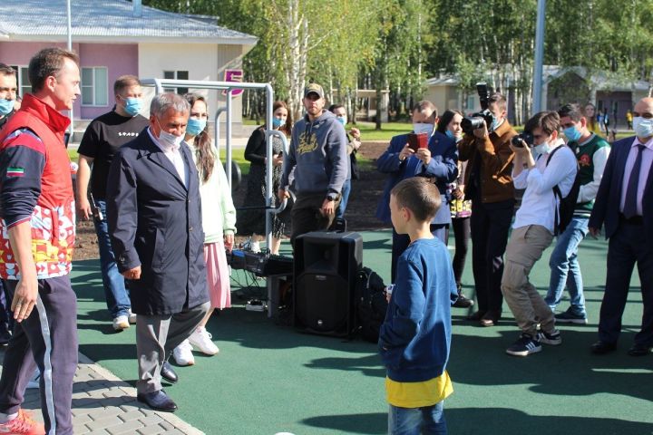 Рустам Минниханов посетил обновленный лагерь «Звездный» в Лаишевском районе