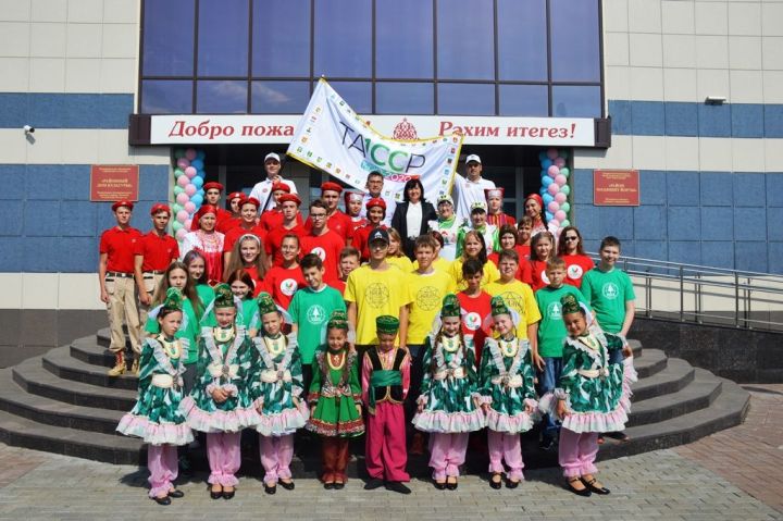 Дети и взрослые радостно встречали знамя 100-летия ТАССР на гостеприимной Лаишевской земле