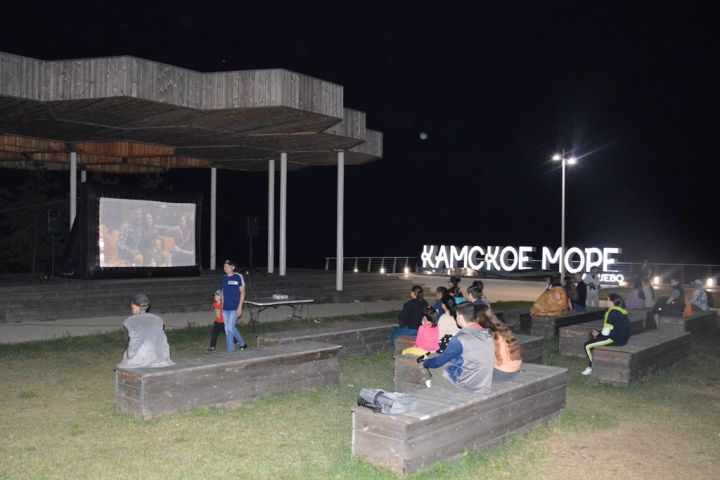 «Фестиваль уличного кино 2020» собрал жителей и гостей Лаишева на вечерней набережной «Камское море»
