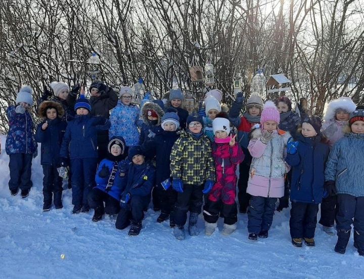 Первоклассники Лаишевского района оказывают помощь птицам в зимний период