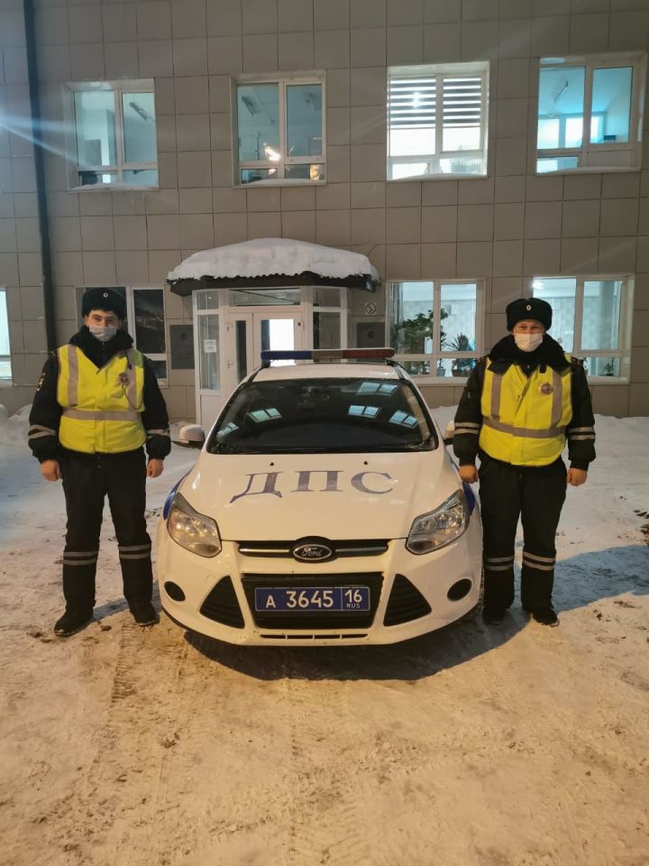 Татарстанские автоинспекторы оказали помощь беременной женщине
