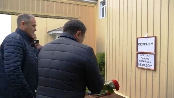 В Мензелинске несут цветы к мемориалу в память о погибших