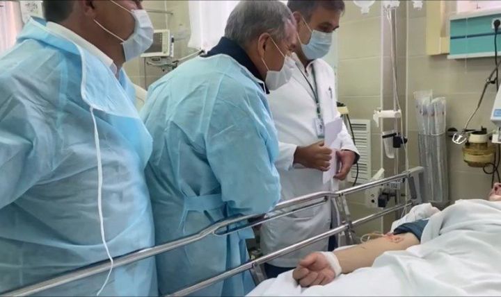 Рустам Минниханов посетил больницу, где размещены пострадавшие в авиакатастрофе под Мензелинском