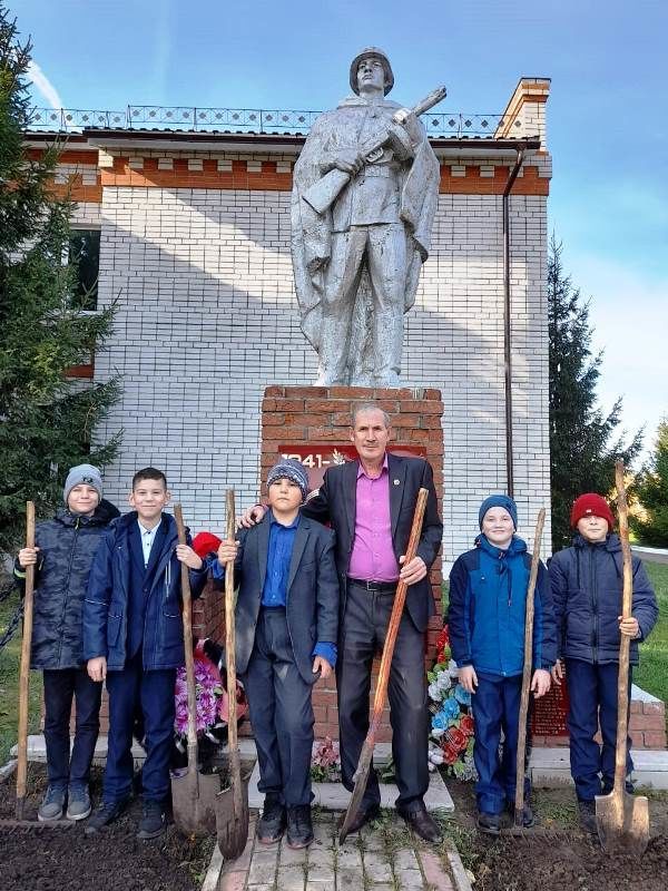 Кирбинские школьники привели в порядок территорию у памятника воинам