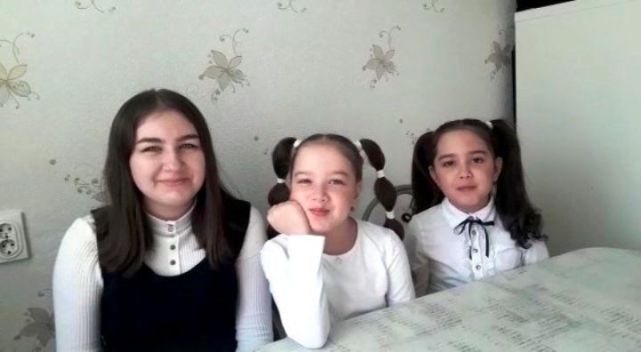 Тат. Саралы. Айсылу, близнецы Алина и Аделя поздравляют своего папу   Ильнура  Гиниятова с Днем отца