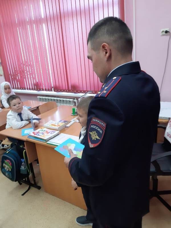 Первоклассники Сокуровской школы на классные часы приглашают пап