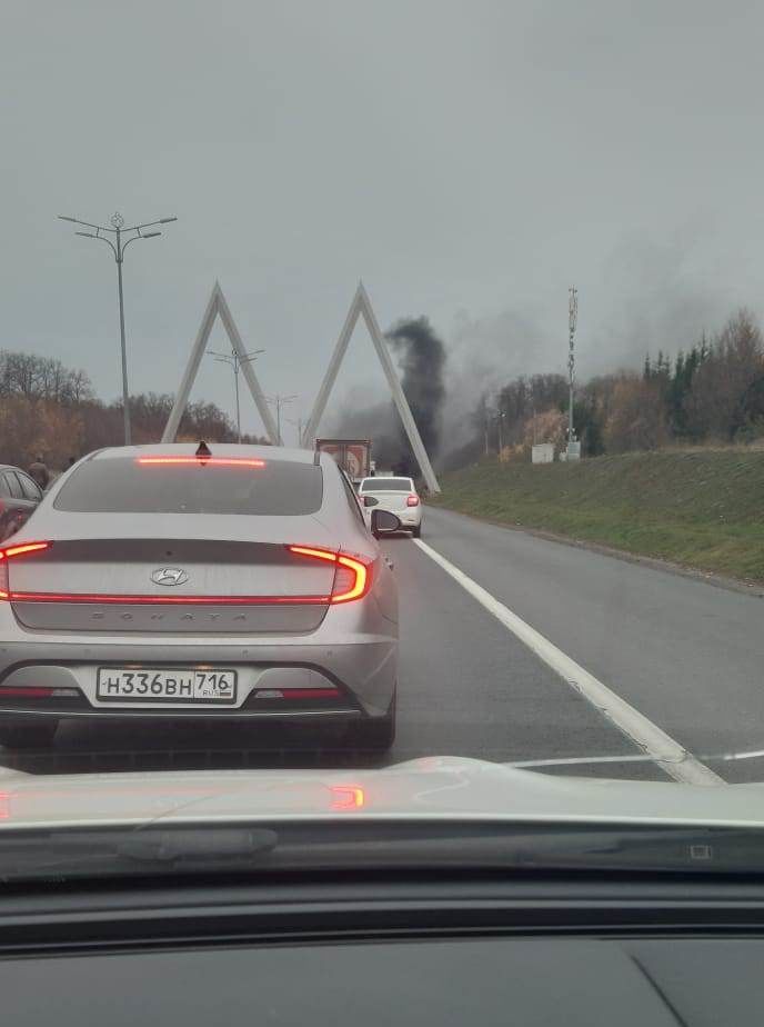 На въезде в Казань по Оренбургскому тракту горит машина