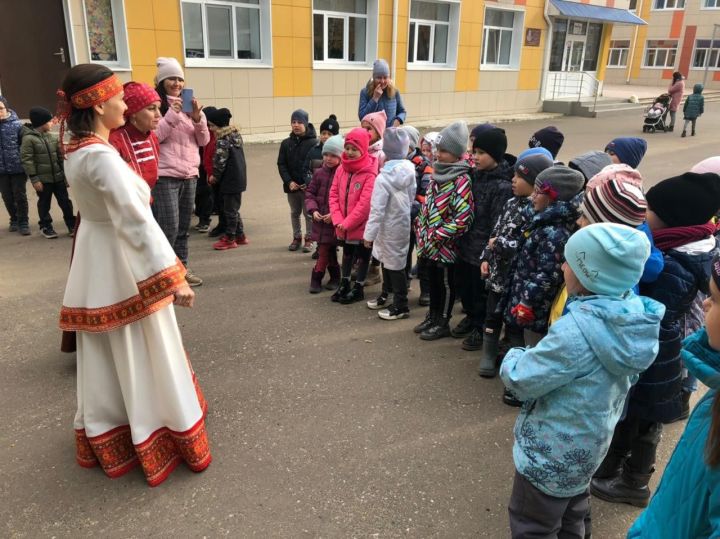 Школьники Лаишевского района познакомились с национальными костюмами