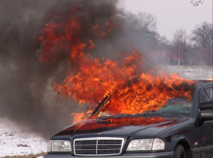 Почему загорается автомобиль и как правильно его тушить