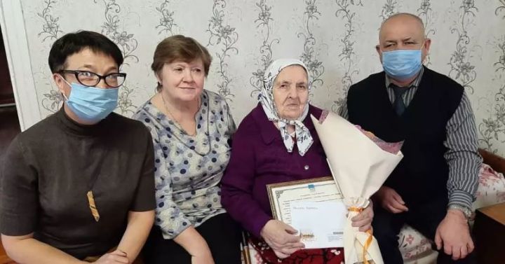 С 90-летием Анну Петровну Артамонову поздравил глава района Ильдус Зарипов