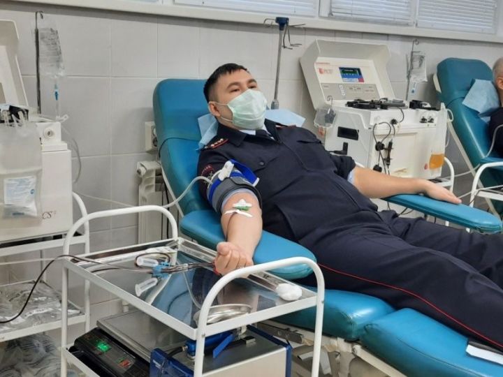 Сотрудники ГИБДД сдают кровь для пострадавших в ДТП