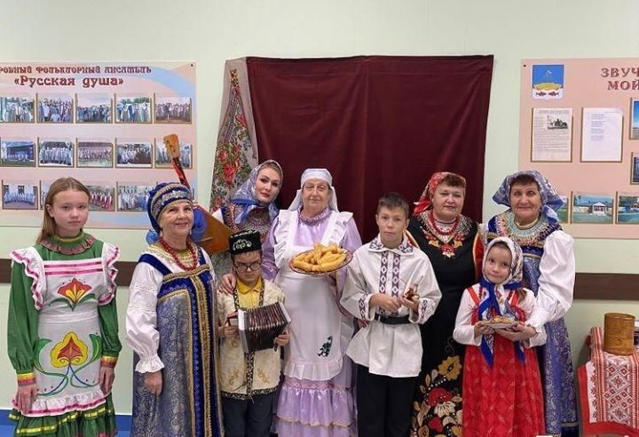 Сотрудники культуры Лаишевского района поздравляют всех с Днем народного единства. ВИДЕО