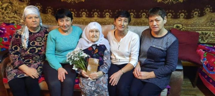 Жители Атабаево чествовали Якупову Хадичу Галлямовну, которой 09.12.2021 г. исполнилось 94 года