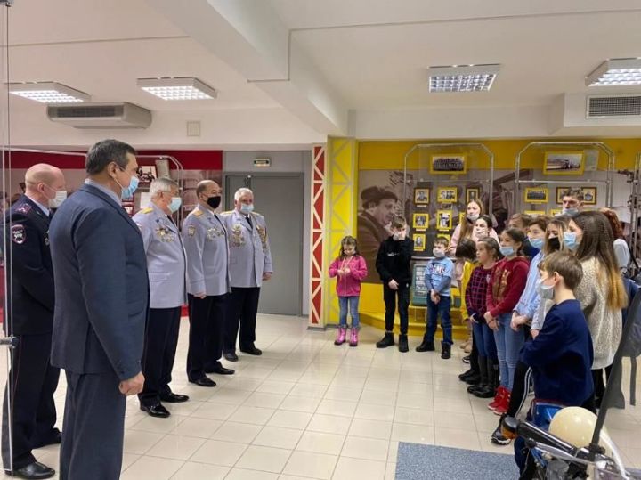 Воспитанники Чистопольского детдома посетили Управление ГИБДД МВД по РТ
